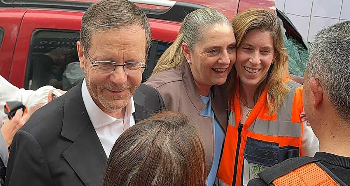 הנשיא יצחק הרצוג ורעייתו מיכל בזירת הנפילה במרכז רמת גן בה נהרגו בני זוג מטיל איראני