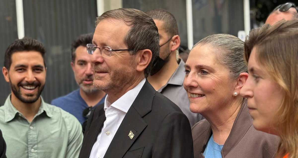 הנשיא יצחק הרצוג ורעייתו מיכל בזירת הנפילה במרכז רמת גן בה נהרגו בני זוג מטיל איראני