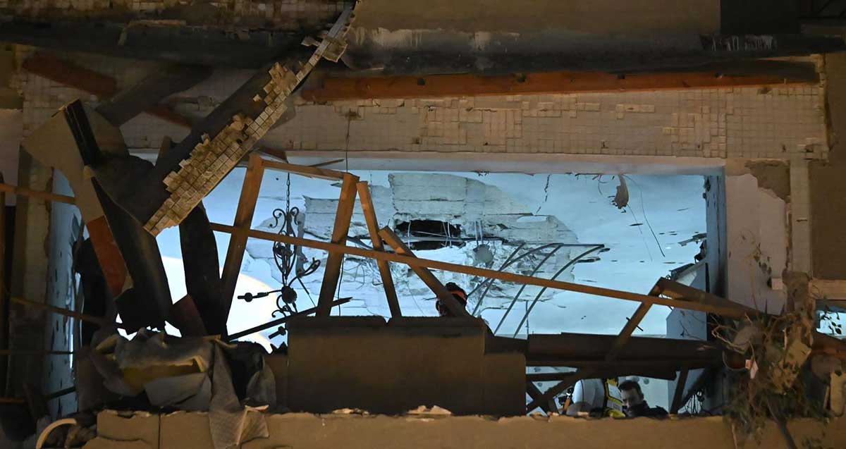 דירה הרוסה מפגיעת הטיל האירני. החור שנפער בתקרה ברמת גן