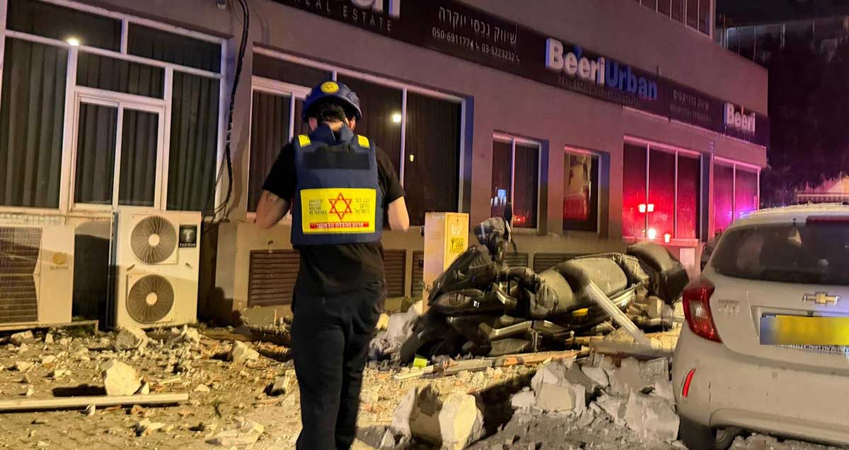 זירת הנפילה הקטלנית ברמת גן. שברי בטון, אופנוע מרוסק ואיש מדא