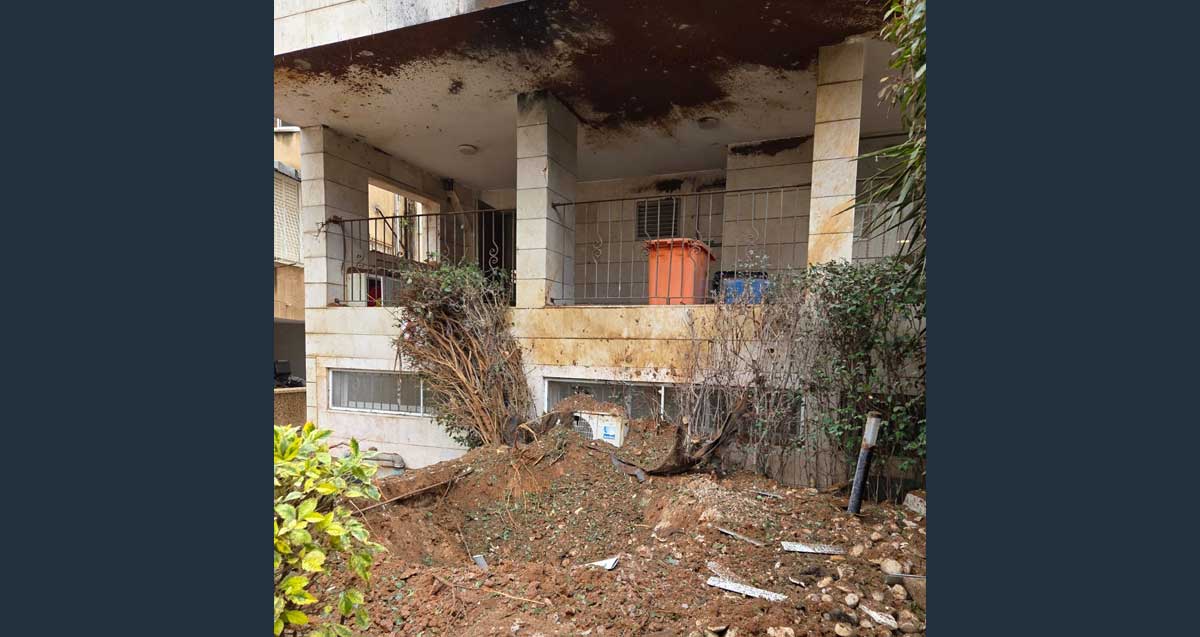 פגיעת רסיס/ראש קרב מתפצל בבניין מגורים ברמת גן