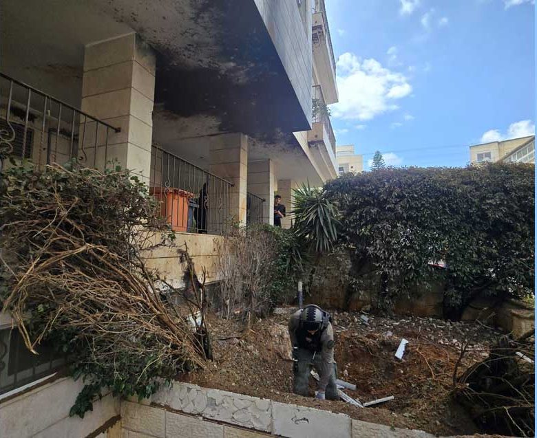 חבלן משטרתי בוחן את זירת הנפילה ברמת גן בחצר בניין מפוייח