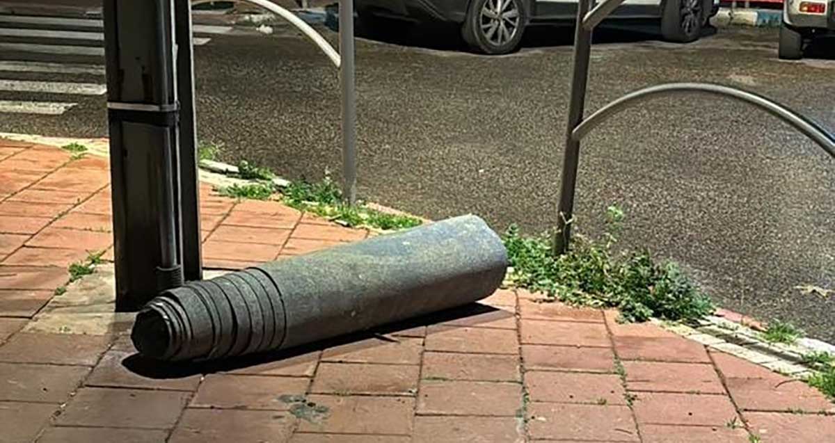 שטיח מגולגל שהתחזה לנפל טיל בצומקת רחובות ברמת גן