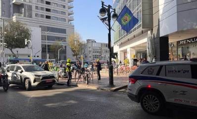 אירוע דקירה ברחוב ביאליק ברמת גן. רכב זק"א ורכב משטרה בזירה ברחוב.