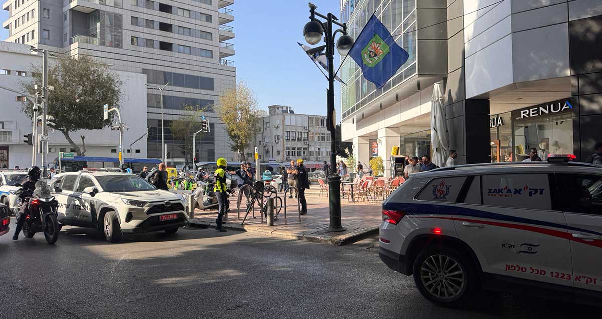 אירוע דקירה ברחוב ביאליק ברמת גן. רכב זק"א ורכב משטרה בזירה ברחוב.