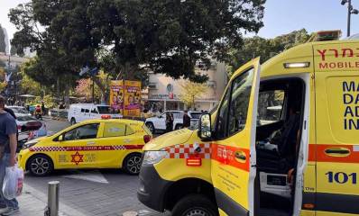 אירוע דקירה ברחוב ביאליק ברמת גן. אמבולנס ורכב תגובה מיידית של מד"א בזירה.