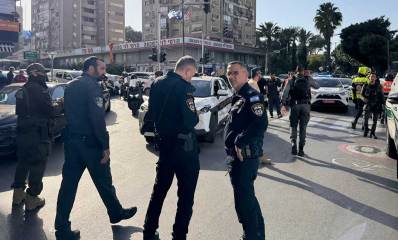 פיגוע דקירה ברחוב ביאליק ברמת גן. שוטרים בזירה. ברקע חנות של רמי לוי בשכונה.