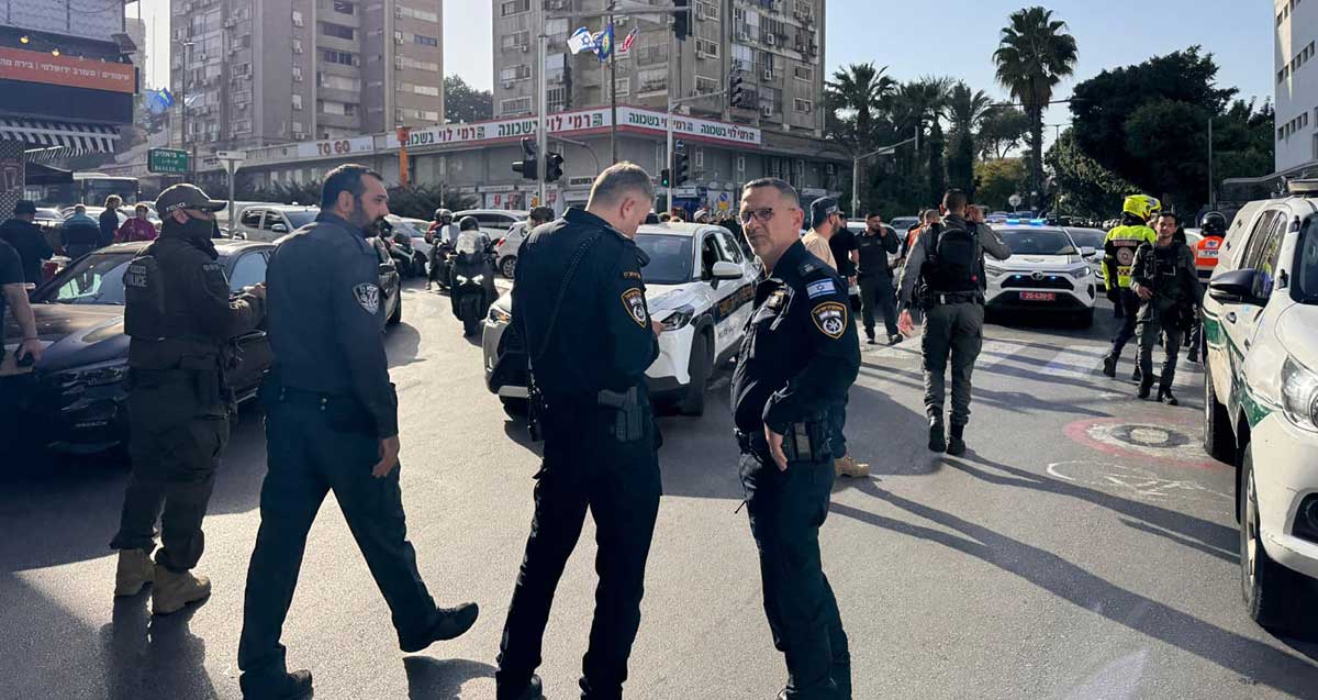 אירוע דקירה ברחוב ביאליק ברמת גן. שוטרים בזירה. ברקע חנות של רמי לוי בשכונה.