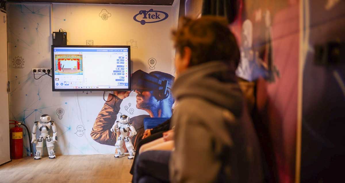 ניידת למידה ברמת גן. איש עם משקפיים למציאות מדומה