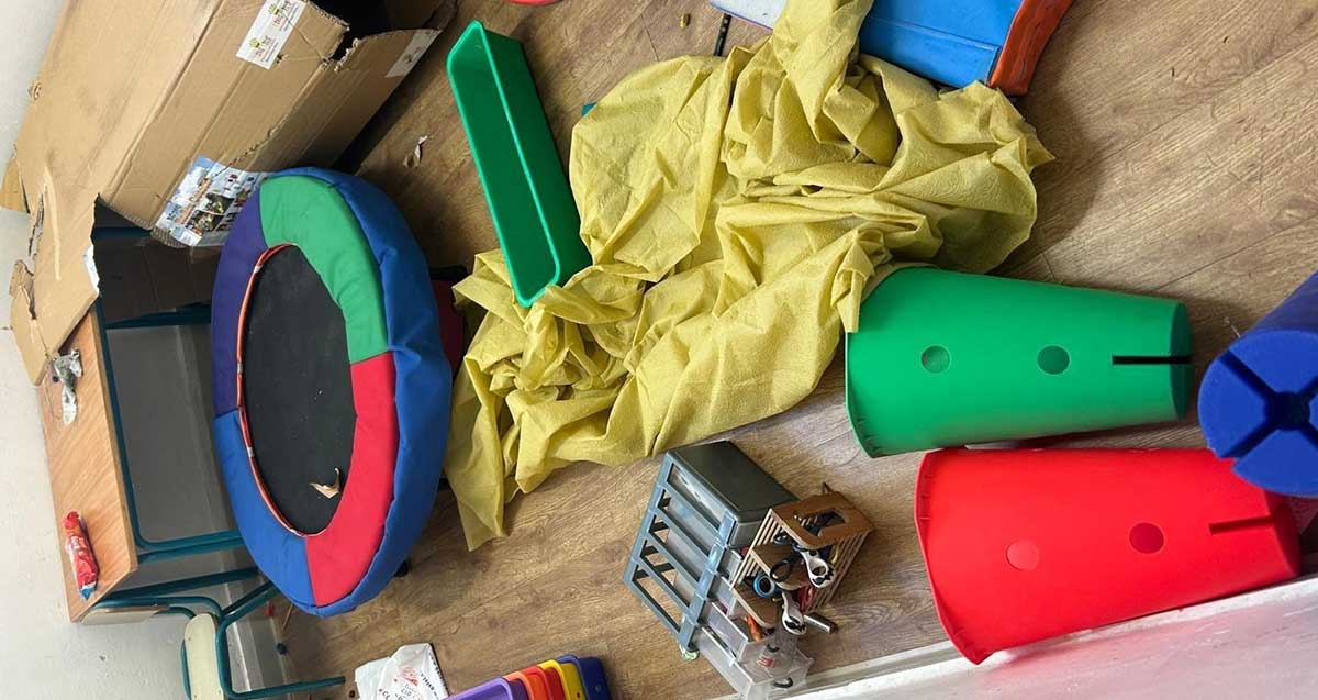 ונדליזם במרחבים המוגנים בגבעתיים. כלים וצעצועים מפוזרים על הרצפה.