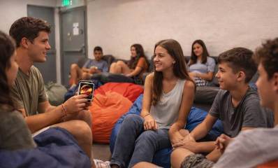 מפגש בני נוער. איור AI. בני נוער יושבים על ספות.