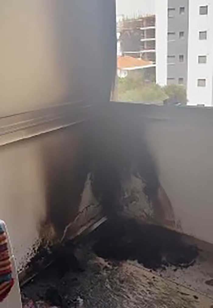 פיח על קירות וחלון לאחר כיבוי השריפה בדירה ברמת גן