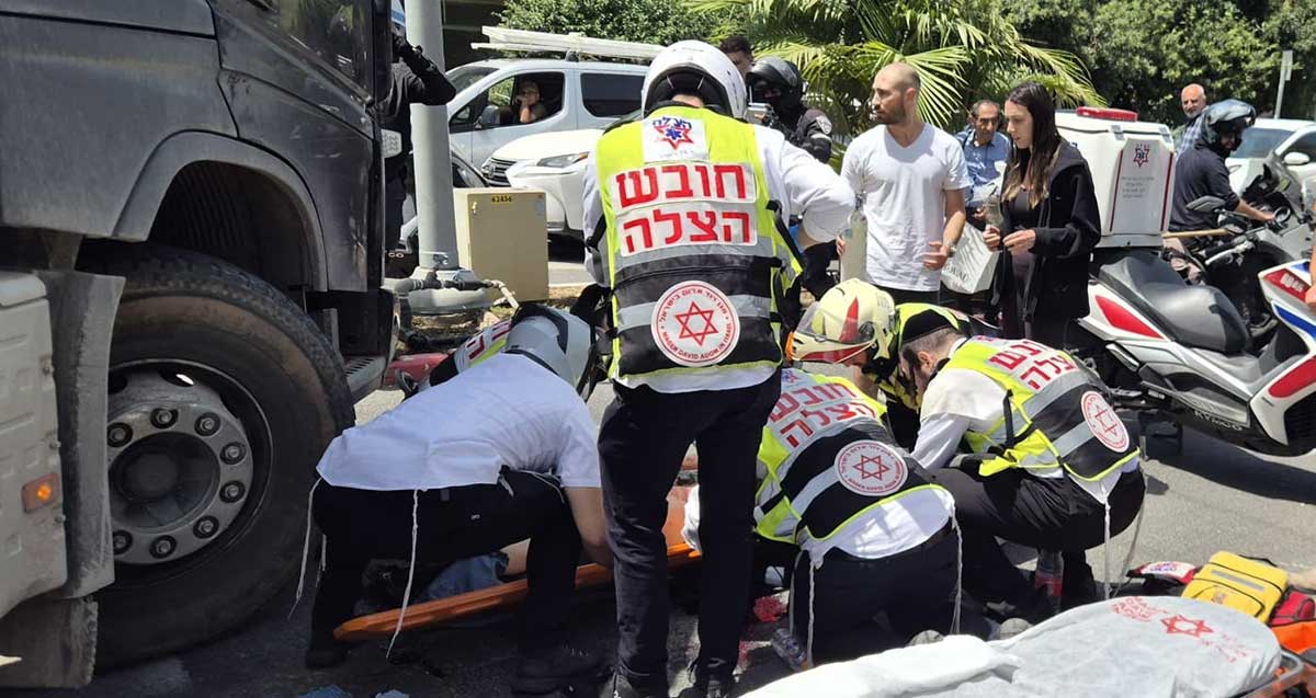 רוכבת אופניים נפגעה קשה ממשאית ברמת גן