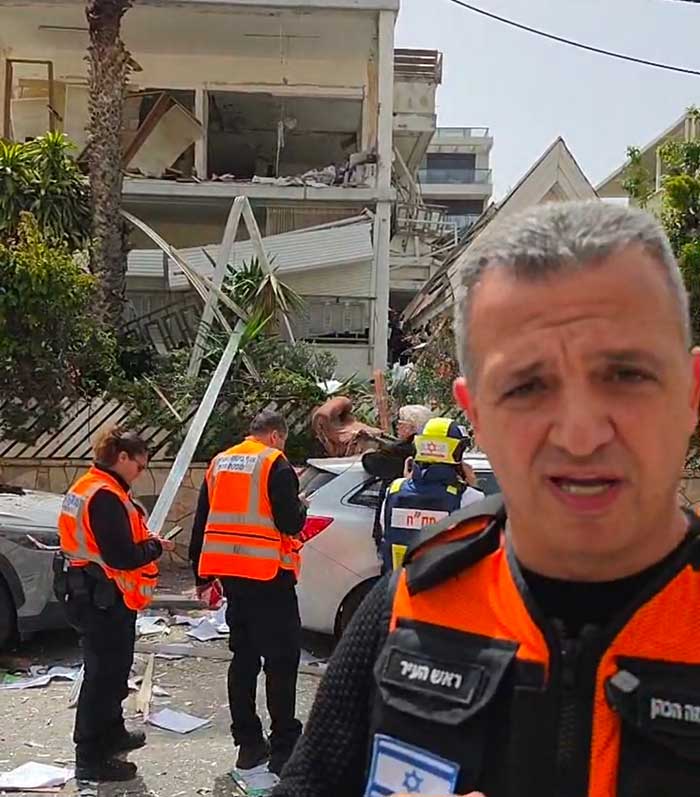 כרמל שאמה הכהן בזירת הפגיעה ברמת גן עם אנשי כוחות ההצלה