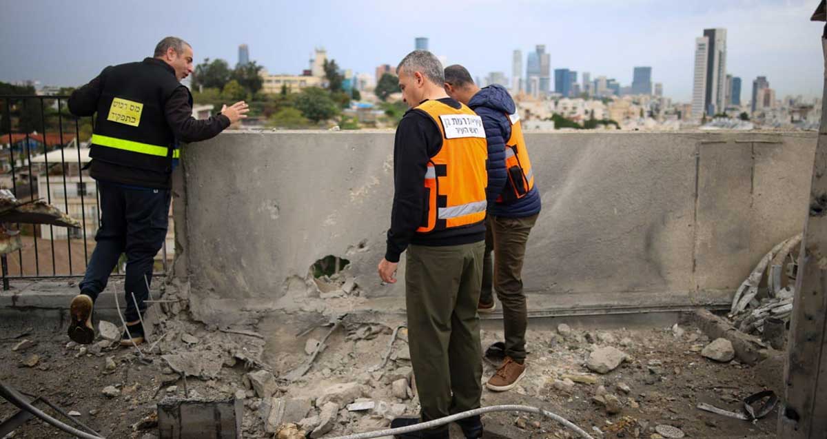 נפילת רסיסים/פצצונת מצרר ברמת גן. ראש העיר ואיש מס רכוש בזירה.