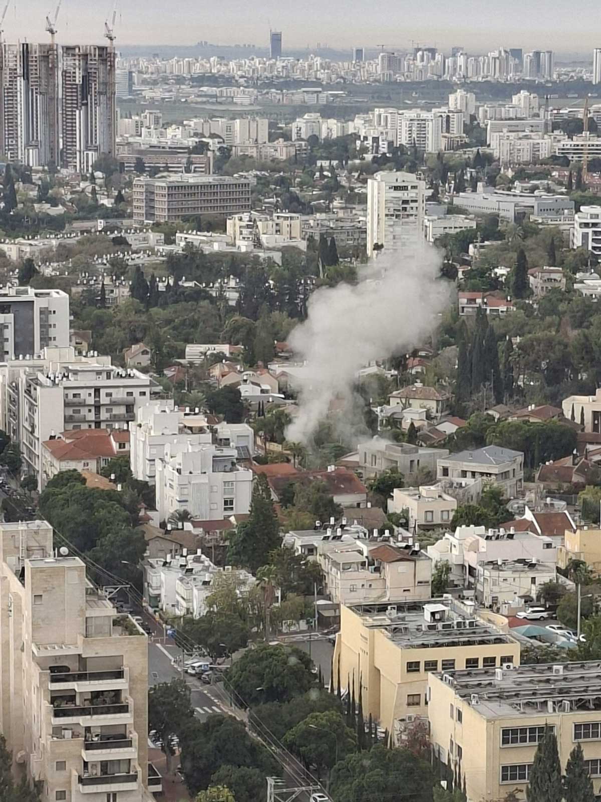 נפילת רסיסים/פצצונת מצרר ברמת גן. עשן לבן מיתמר ממקום הנפילה.
