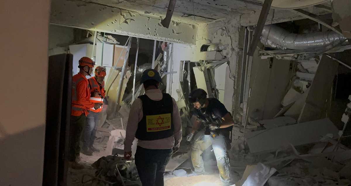 זירות פגיעת רסיסים/פצצונת ברמת גן 3.4. איש מד"א ואנשי פיקוד העורף בזירה.