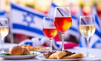הדמית AI של אוכל ושתיה ביום העצמאות. ארבע כוסיות יין ושתי צלחות עם מאפים.