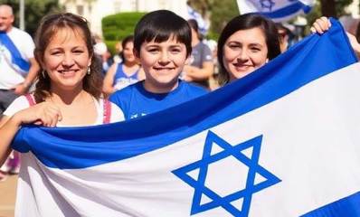 הדמיה AI של חגיגות יום העצמאות. שתי נערות אוחזות בדגל ישראל וילד בין שתיהן.