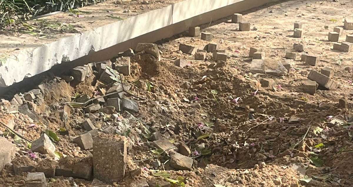 בור שנפער במדרכהכתוצאה מטיל ושברי יירוט