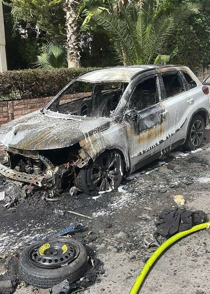מכונית שרופה כתוצאה מפגיעת טיל בגבעתיים לאחר כיבוי
