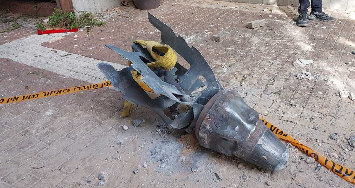 שברי טיל או מיירט על מדרכה בגבעתיים