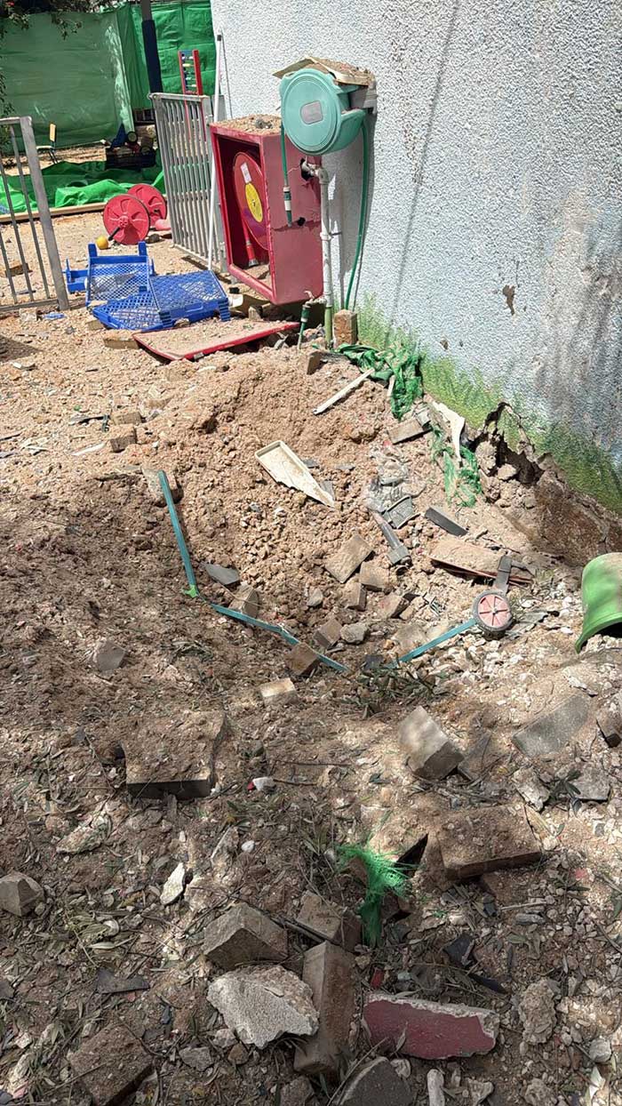 פגיעת רסיסי/שבר יירוט בגן ילדים בגבעתיים. בור נפער בחצר המשחקים