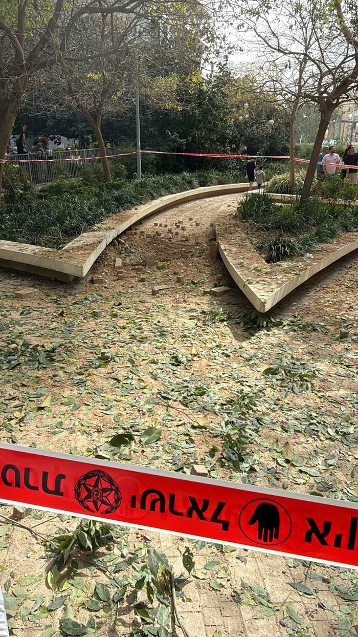 גינה ציבורית חסומה על ידי סרטי סימון של משטרת ישראל. בגינה נפלי טילים ומיירטים