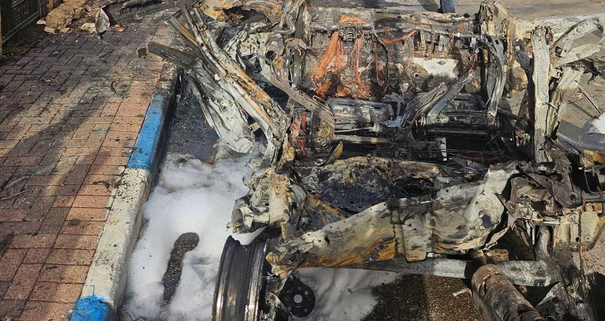 שברי מכונית שרופה בגבעתיים כתוצאה מנפילות טילים ושברי יירוט