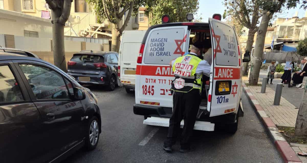 הולך רגל נפגע בתאונת דרכים ברמת גן. אמבולנס של מד"א וחובש הצלה בזירה בכביש.