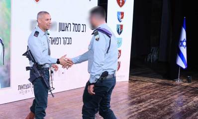 רס"ר ג' מצטיין אוגדה 96 לוחץ את ידו של קצין.