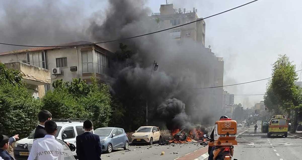 פגיעת טיל ורכב שרוף ברחוב בן גוריון ברמת גן