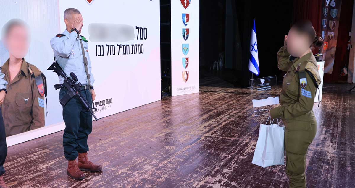 סמל מ' מצטיינת אוגדה 96 מצדיעה לקצין.