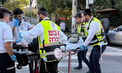 אישה התמוטטה במאפייה ברמת גן. חמישה חובשים ליד אלונקה עם האישה.