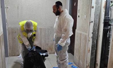 צוות זק"א בכניסה לדירה בה נמצא קשיש ללא רוח חיים