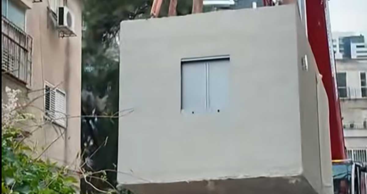 מיגון מעונות ברמת גן. מיגונית מוצבת בעזרת מנוף.
