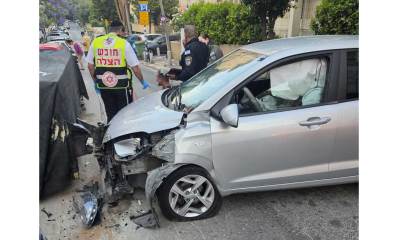 תאונת דרכים ברמת גן. מכונית בצבע אפור נפגעה בצד ימין בחזית הרכב. לידה חובש הצלה ושוטר.