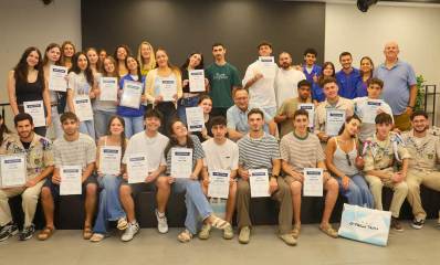 אירוע הוקרה ליוצאים למכינות ולשנת שירות בגבעתיים. המתנדבים יושבים ועומדים לצילום קבוצתי עם תעודה ביד.