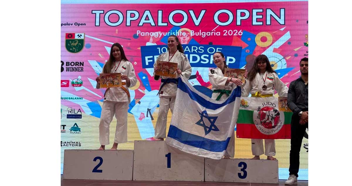 זוכת מדליית הזהב בתחרות ג'ודו בינלאומית - גל בן-וקיל מגבעתיים. על דוכן המנצחות, ביד אחת אוחזת בדגל ישראל וביד שנייה תמונה.