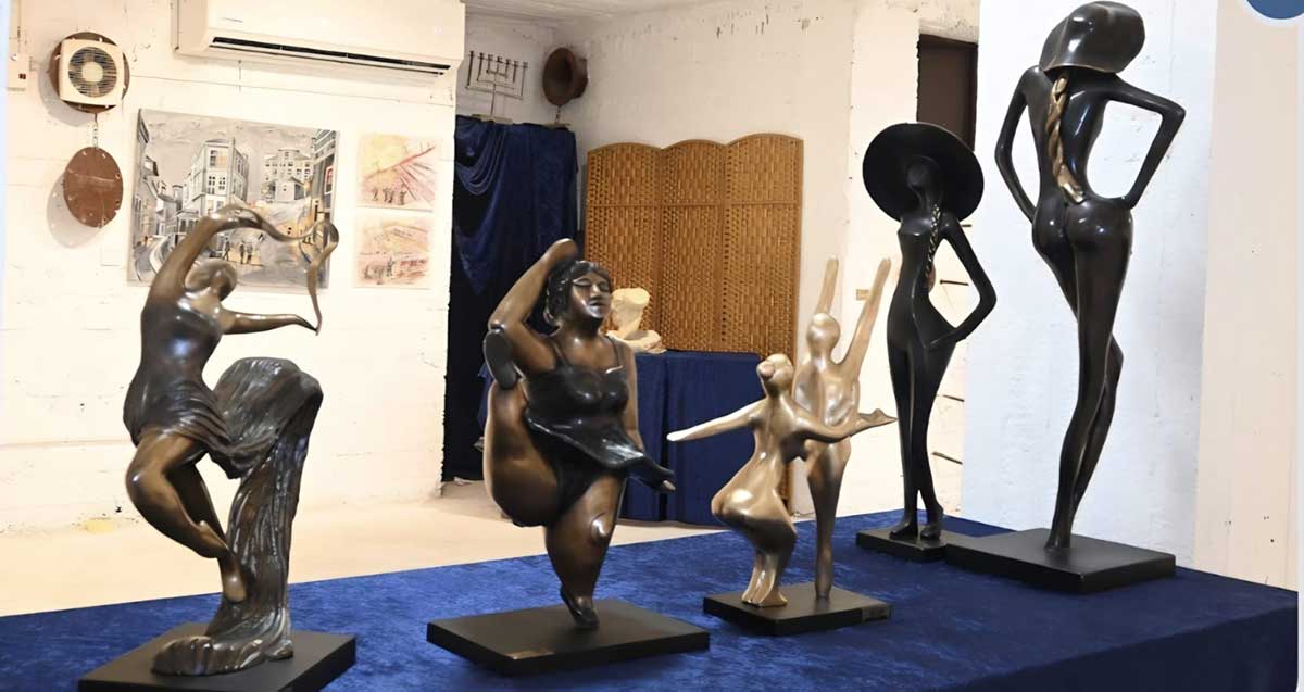 יצירת אומנות המוצגת בתערוכה "סיפורי בדים" במקלט נטוש ברמת גן