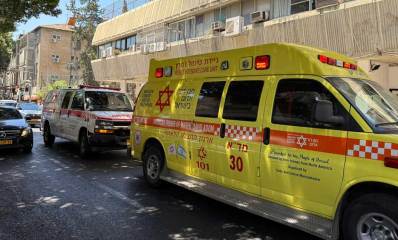 פועל נפצע ברמת גן. שני אמבולנסים של מד"א, אחד ניידת טיפול נמרץ בצבע צהוב והשנייה בצבע לבן.