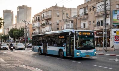 אוטובוס ברחוב בגבעתיים. הדמיית: AI