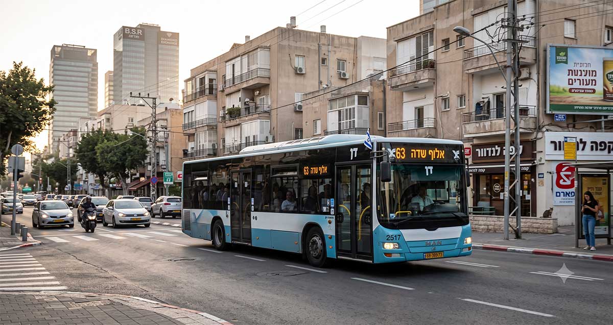 אוטובוס ברחוב בגבעתיים. הדמיית: AI