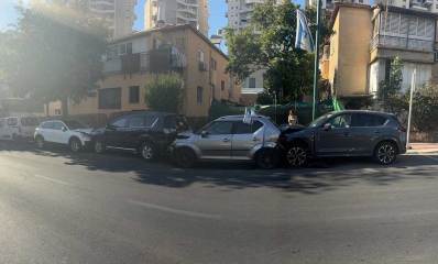 תאונת שרשרת בנייה ליד המדרכה ברחוב בן אליעזר רמת גן