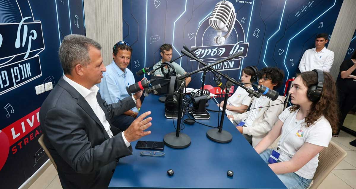 ראיון כרמל שאמה הכהן עם תלמידים באולפן הווידאוקאסט העירוני