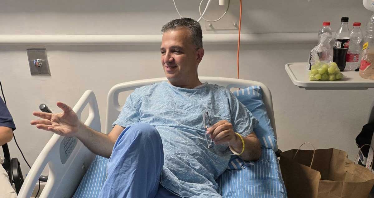 כרמל שאמה הכהן לקראת ניתוח, שוכב במיטה בבית חולים.