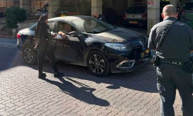 נהג על השפעת סמים ברמת גן. אדם יושב ברכב וליד הרכב שוטרת ושוטר.