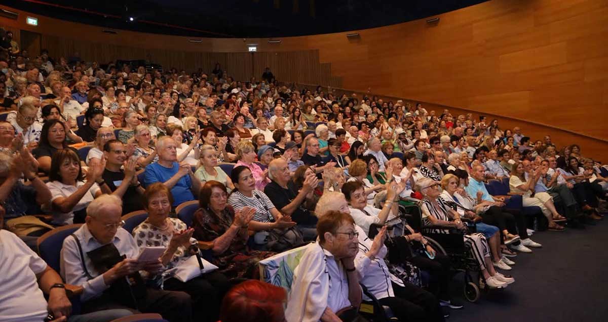 ערב הצדעה לשורדי שואה בגבעתיים. קהל יושב באולם.