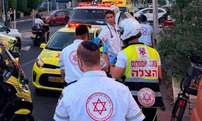 מטפלים וצוותי אמבולנס של צוותי הצלה בפעילות ברחובות רמת גן