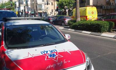 אמבולנס של ארגון הצלה בגבעתיים וניידות של מדא ברחוב סואן